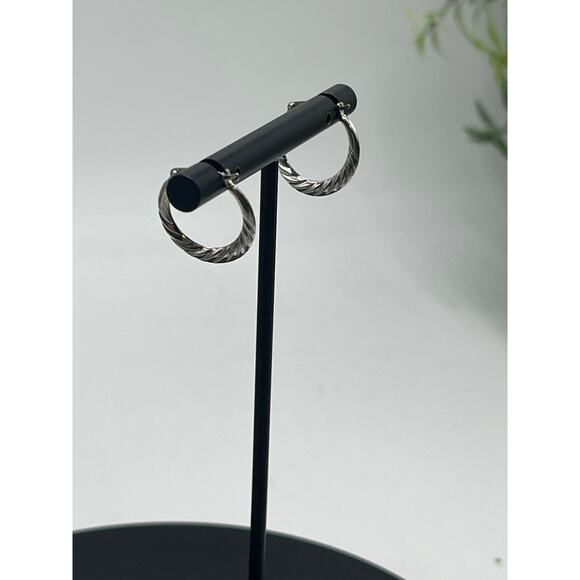 14k White Gold 3mm Crescent Shrimp Small Hoop Earrings .70 grams ZZ JI - Picture 10 of 10